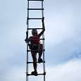 Subiendo por la escalera muy firme y pasos no muy separados 