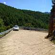 Estacionamiento algo precario al borde de la carretera. En la misma carretera hay un desvío a la derecha para empezar la excursión 