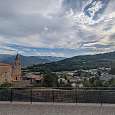 Vistas  a la sierra de Cadí y a la iglesia románica de Prullans desde el estacionamiento en la calle Major 
