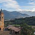Llegamos al coche para disfrutar de las vistas a la sierra de Cadí y la iglesia románica de Prullans
 