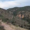 Camino de aproximación y afloramiento rocoso a la izquierda por donde sube la vía ferrata 
