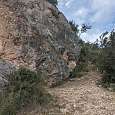 Entrada de la vía ferrata -se ven las presas en la pared de las vías de escalada- 