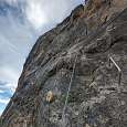Vista hacia arriba con las presas de escalada -no se usan en la vía ferrata- 