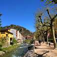 Aparcamos junto a la Oficina de Turismo de Ribes de Freser -a tocar del río- 