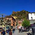 La Roca de la Creu es la cresta por la que sube la vía ferrata -vista desde la plaza del Mercat- 