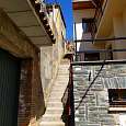 Las escaleras suben hasta el cartel informativo de la vía ferrata 