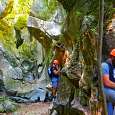 Recorrido que da acceso a la bajada hacia el cauce 