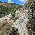 Puente nepalí con dos cables para los pies 