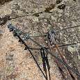 Detalle de la equipación y el sistema de seguridad tipo vía ferrata con dos mosquetones clásicos 