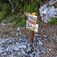 Indicadores del escape de la primera parte. A la  derecha seguimos con la vía ferrata K4 