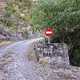 Seguimos la pista cruzando esta entrada prohibida para vehículos 