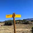 Cartel indicador de subida al <em>Tossal de Balinyó</em> a la derecha o Fígols de frente 