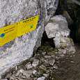Entrada a la cueva Gouffre du Niton -Grotte à Lemmy en homenaje a Lemmy Kilmister líder del grupo Motörhead- 