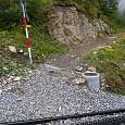 Cruzamos las vías del tren cremallera que sube a la Perche 