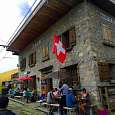 Entrada del restaurante Buvette de Jaman a pie de vías del cremallera que sube de Montreaux 