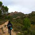 Camino de aproximación con la pared de la vía ferrata visible al fondo con sus agujas características 