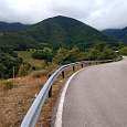 Del mirador de Peñallana seguimos carretera arriba hasta dar con el poste de madera fuera de la calzada 