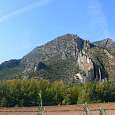 Una vista desde el Segre de la Cresta dels Conills y el promontorio de la vía ferrata 