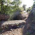 Punto en el que el cauce del torrente y el camino se dividen 