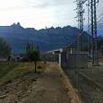 Seguimos de frente paralelos al río por esta estrecha acera junto a los transformadores eléctricos -esto es una vista atrás- 