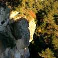 Vista de la vía ferrata desde el camino de aproximación -aquí podríamos montar un rapel de bajada directo al inicio de la vía 