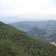 Desde la pista vemos la cima del Turó del Marqués y Castellbell i el Vilar abajo 