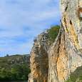 Vertical de la vía ferrata con el puente en la parte superior 