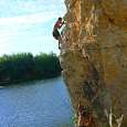 Chicos usando la ferrata para subir y tirarse al río 