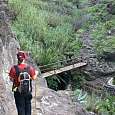 Cruzaremos el puente por encima del barranco 