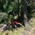 Trepada de salida equipada con una cuerda hasta la cima de los riscos 