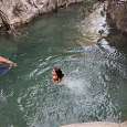 Salto al agua en la entrada del Estret de Sacos 