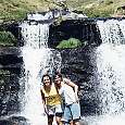 Refrescándonos en la cascada después de la subida inicial 