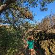 Camino estrecho entre muros de piedra y caída a la izquierda en el regreso  