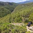 Regreso desde el mirador de la Roca del Lloro al fondo podemos ver el río y las pasarelas 