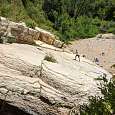 Cuerda equipada para subir a lo alto de la cascada 