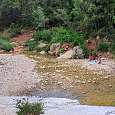 Playa de río en la salida de la poza 