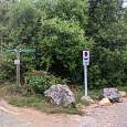 Pista de acceso protegida con una barrera 