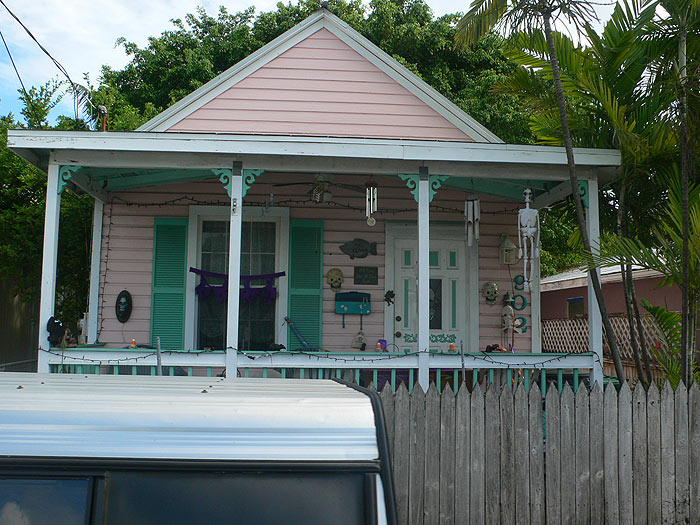 Casa típica frente al cementerio de Key West en época de Halloween