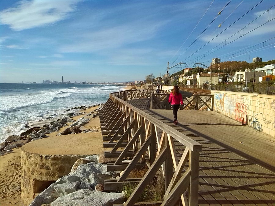Puentes de madera sobre la playa / Ruta en Bici El paseo marítimo de Barcelona a Premià de Mar 