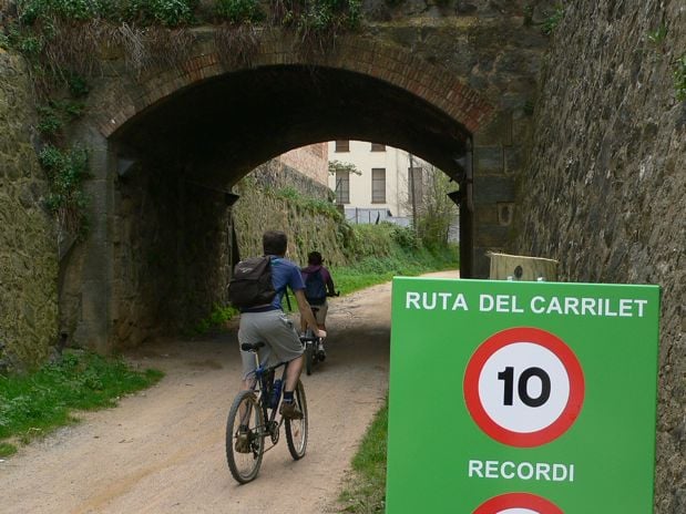 La vía verde Girona-Olot tiene abundante señalización no nos perderemos / Ruta en Bici Vía Verde Olot | Girona 