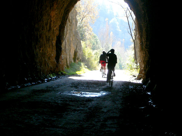 Saliendo de uno de los tres túneles de la vía verde / Ruta en Bici Vía Verde del Llobregat 