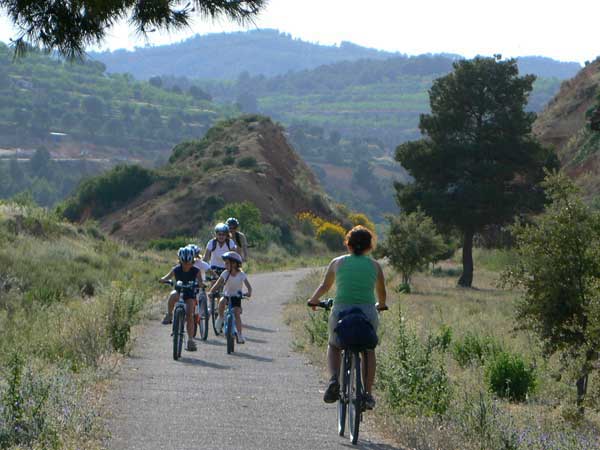 La ruta es apta para toda la familia / Ruta en Bici Vía Verde de la Terra Alta 