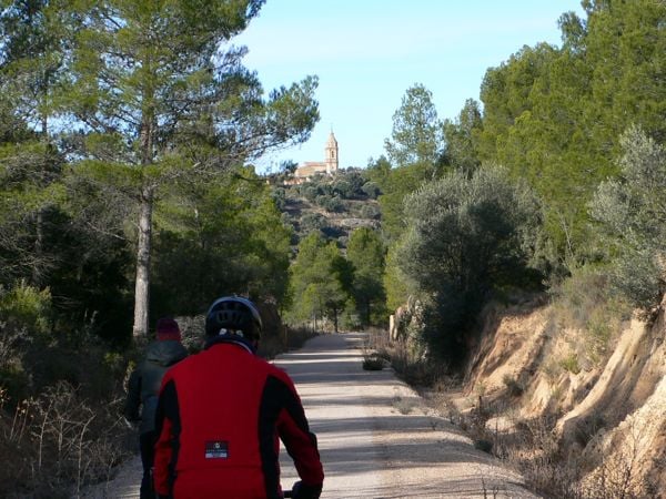 Inicio de la bajada en dirección al Matarraña. Vemos la iglesia de Torre del Compte / Ruta en Bici Vía Verde de la Val de Zafán 