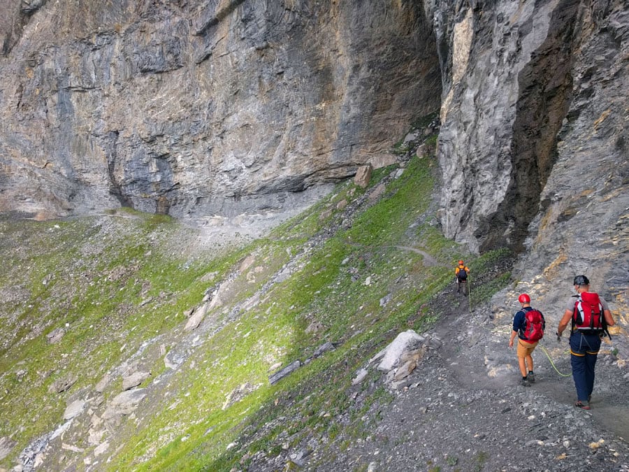 Ladeamos por el paso Nase -La Nariz- donde no hay cable de vida. En caso de caída por la ladera puede ser muy peligroso. Aquí vemos un grupo de tres encordados