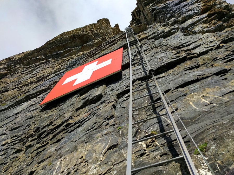 La larga escalera hasta la bandera Suiza