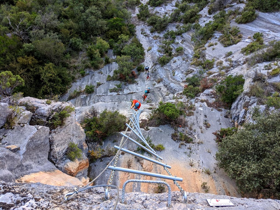 Vista desde arriba de la escalera en espiral de 16 metros / Roca Narieda 
