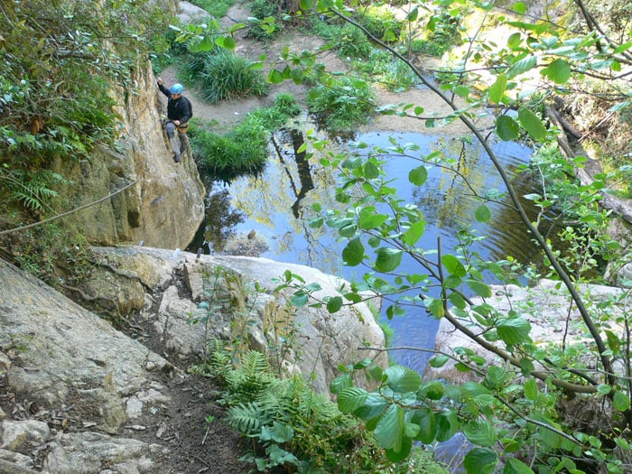 Paso lateral junto al salto de agua / Gorges de Salenys 