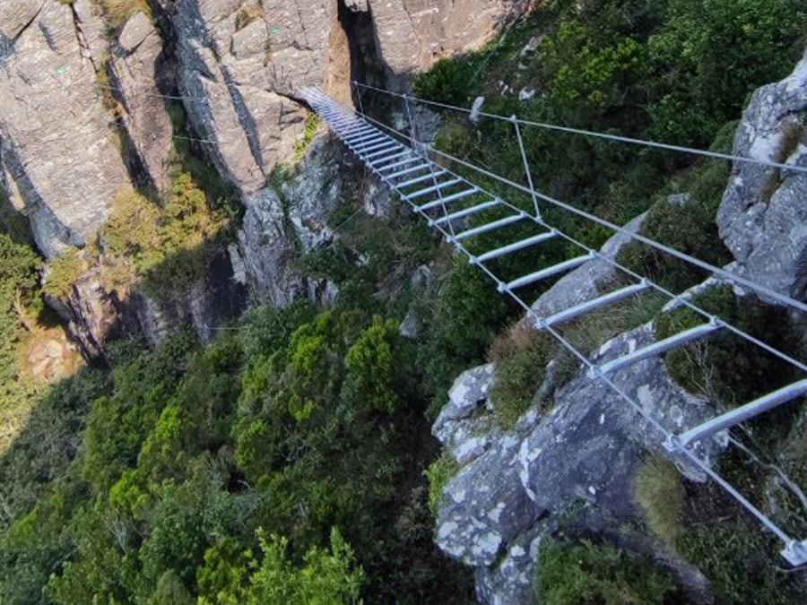 La escalera puente en subida es el paso estrella de la vía ferrata / Senda do Santo Cedeira 