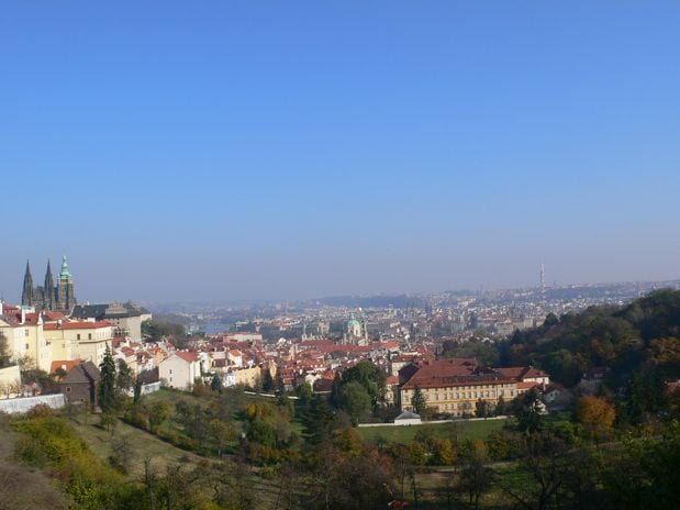 Vista de la ciudad con el castillo de Praga a la izquierda / Blog · Descubriendo Praga desde las colinas 