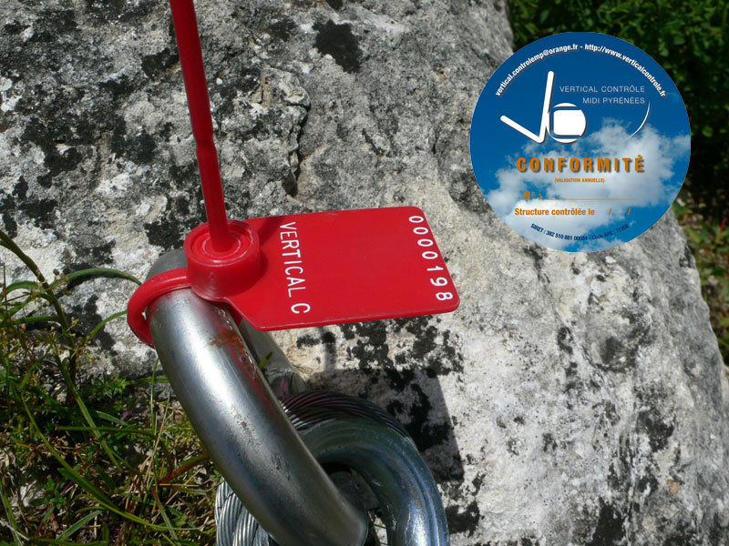 Brida que certifica la calidad de la instalación por Vertical Controle / Blog · Midi-Pyrénées, vías ferratas certificadas 